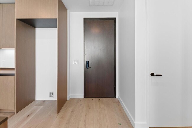 Building Photo - 610 Davis St