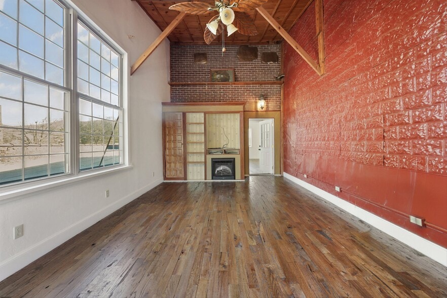 Building Photo - 664 E Meeting St