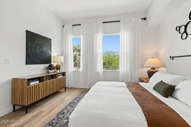 Building Photo - 301 W Roosevelt St