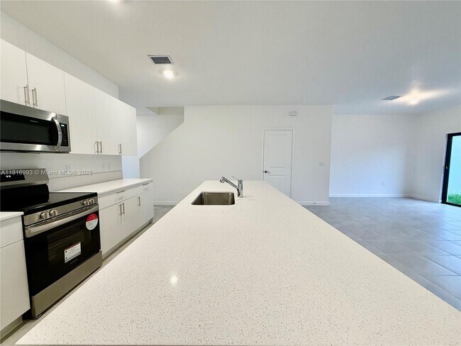 Building Photo - 5033 Oakmont Dr