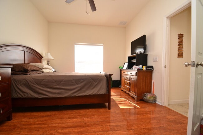 Building Photo - Large, End Unit 5B/3.5B Townhome - Gated Community, Heritage Commons