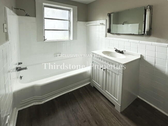Building Photo - 6965 Lorain St