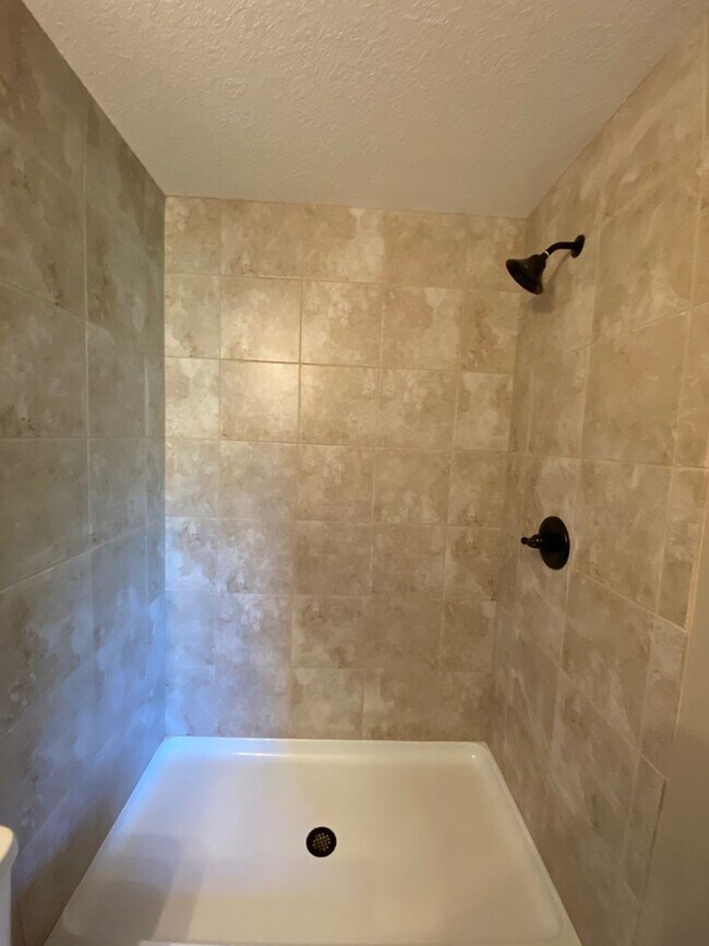 Building Photo - 3/2/2 Silver Spring Shores **Available NOW**