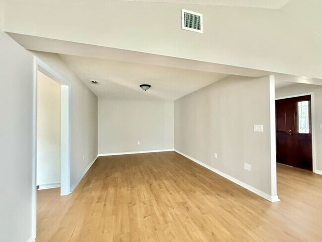 Building Photo - Large and Stunning 2700sqft Newly Renovated 3BR 3BTH!