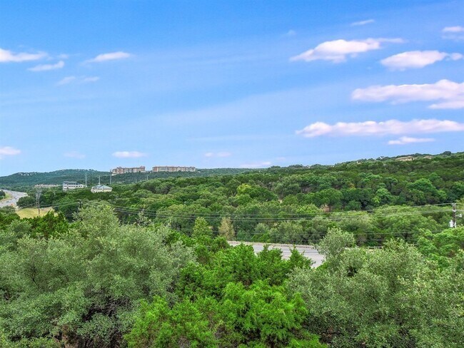 Building Photo - Beautiful 2 Bedroom, 2.5 Bath Townhome in Northwest Austin