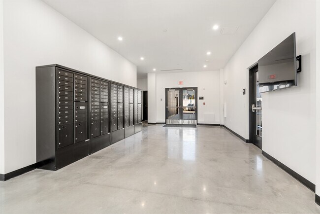 Building Photo - 600 Broadway