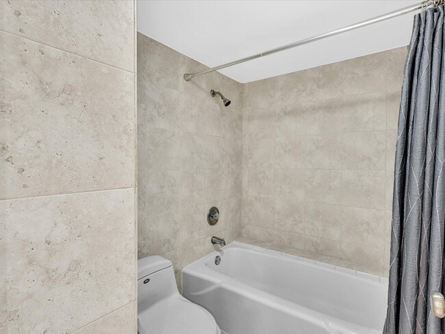 Building Photo - 1150 Hillsboro Mile