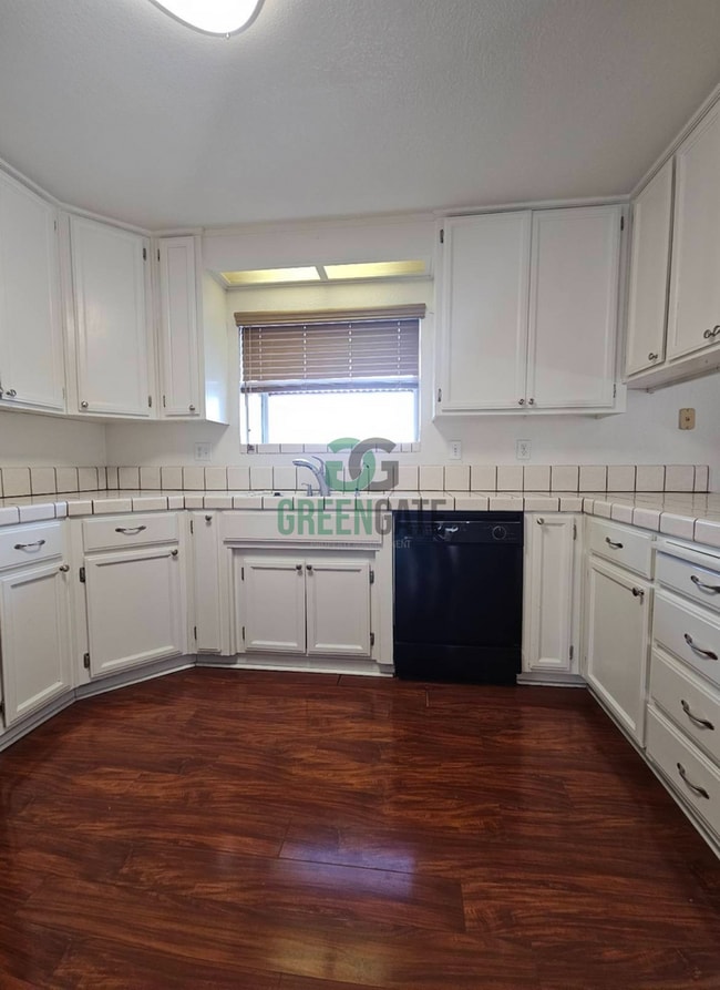 Building Photo - NOW AVAILABLE! Make this spacious 3 bedroo...
