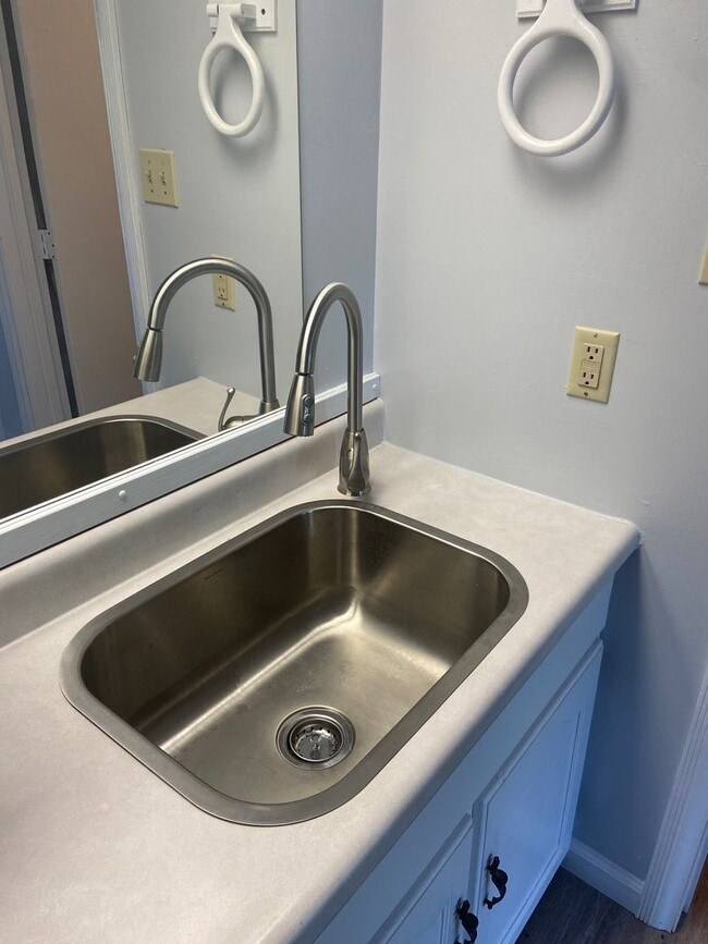 Building Photo - Studio Apartment in Hollister