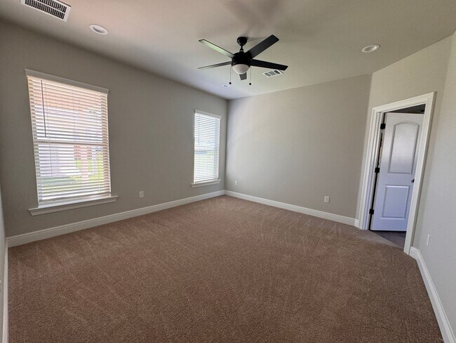 Building Photo - 818 Venecia Dr