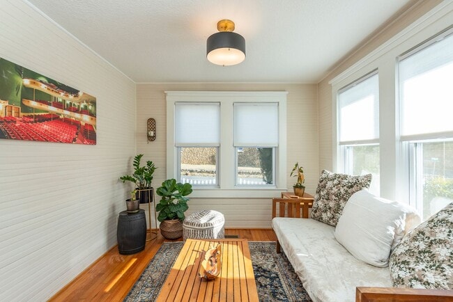 Building Photo - Charming Black Mountain Rental!