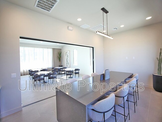 Building Photo - 2121 W Sonoran Desert Dr