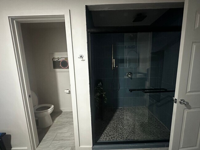 Building Photo - Gorgeous Remodeled 4 Bedroom Home