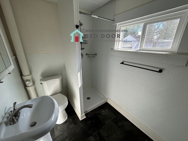 Building Photo - Spacious 2 Bed, 1 Bath Apartment – $1,100/...