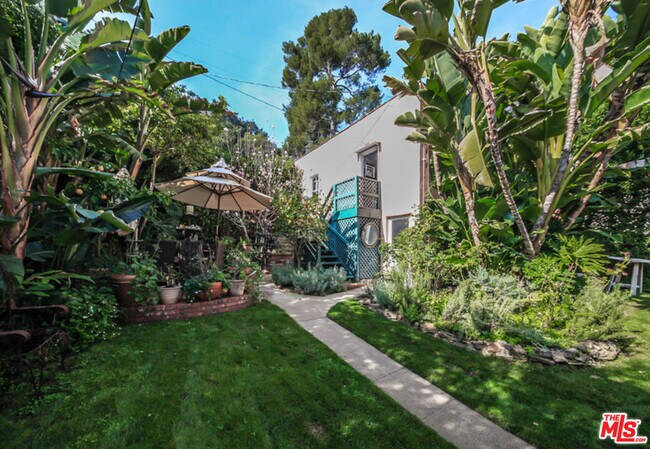 Building Photo - 1367 N Beverly Dr