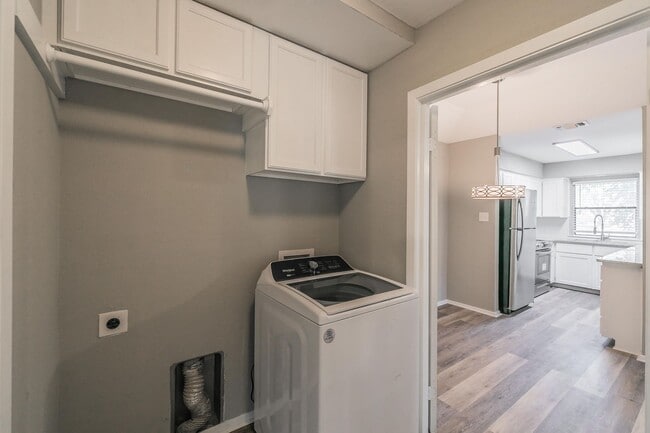 Building Photo - COMING SOON! FULLY REMODELED 2 bedroom, 2 ...