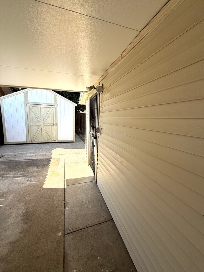 Building Photo - Charming 3-Bed, 1-Bath West Sacramento Home – Updated with Solar!