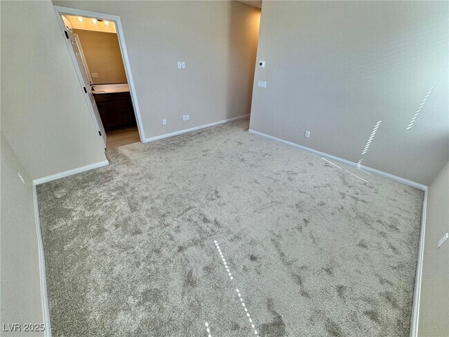 Building Photo - 4565 Queens Hill St