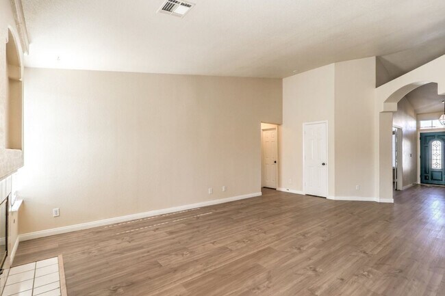 Building Photo - Stunning 4-Bedroom, 2-Bath Single-Family Home in Las Vegas