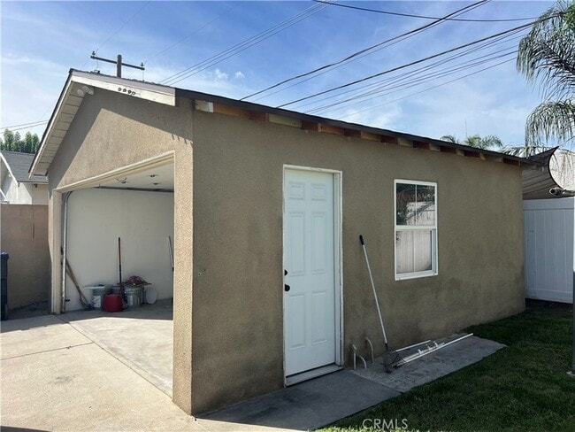 Building Photo - 2588 Genevieve St N