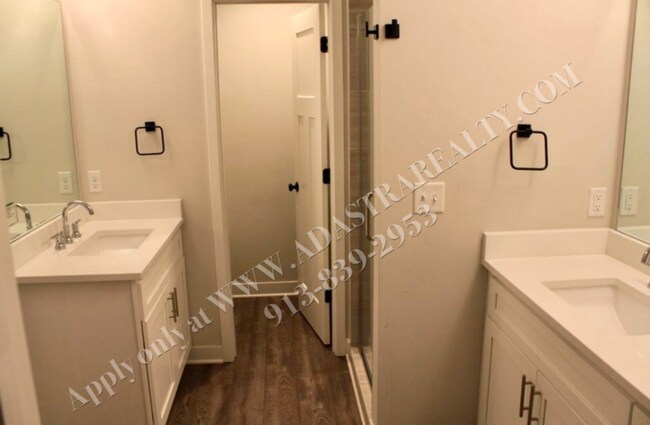 Building Photo - Open and Spacious Like New Townhome in Overland Park-Coming SOON!!