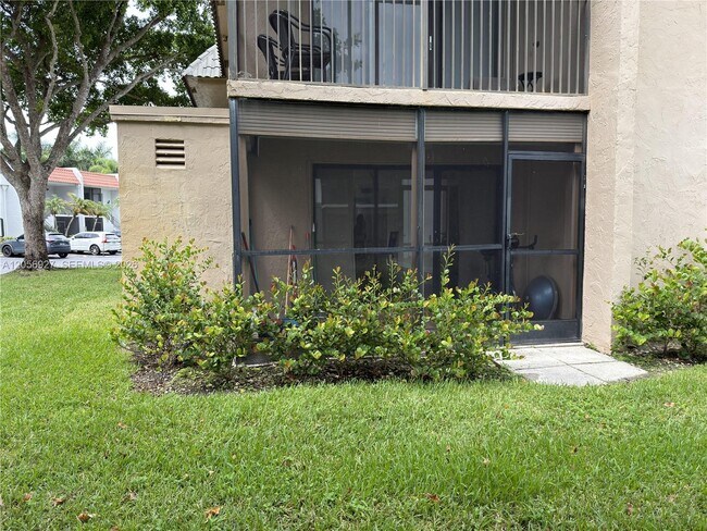 Building Photo - 320 Racquet Club Rd