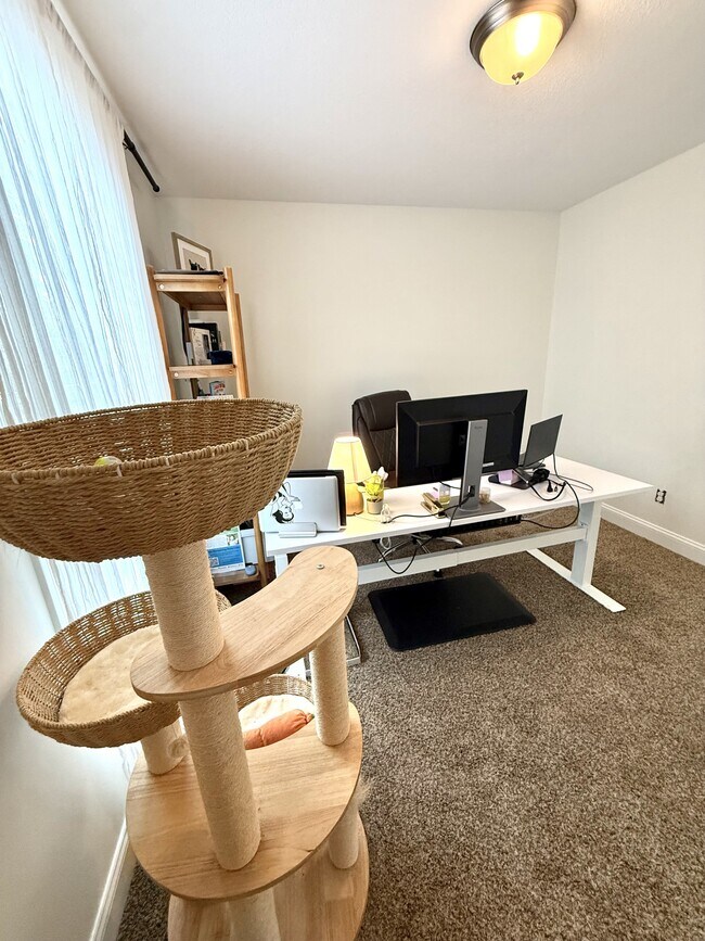 Building Photo - 607 Hollow Crst