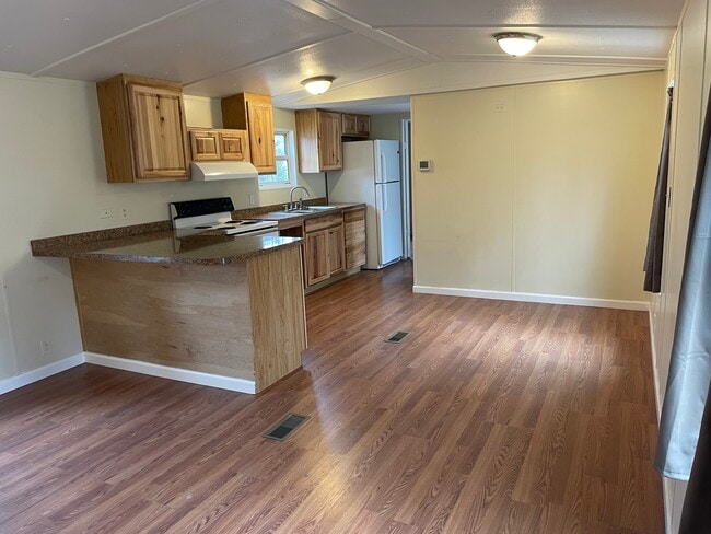 Building Photo - LJE #09