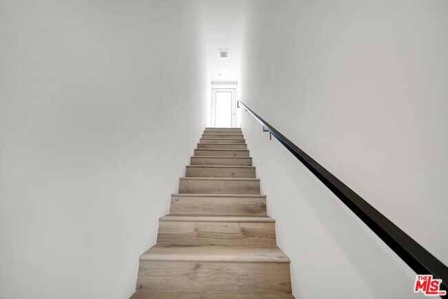 Building Photo - 408 1/2 N Kenmore Ave