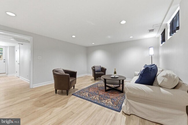 Building Photo - 6467 Blenheim Rd