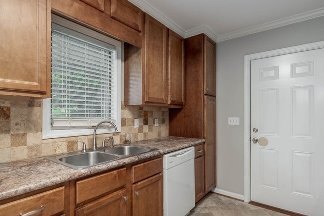 Building Photo - Fall '24 - Close to campus - 3 bed/2 bath ...