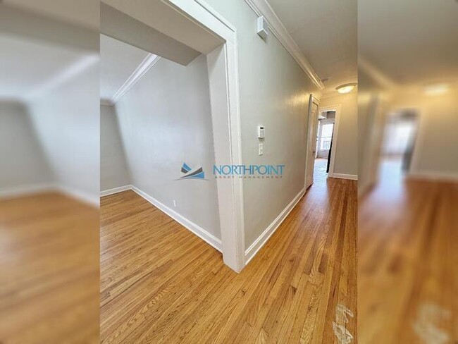 Building Photo - Amazing Top Floor 2bedroom w/Den Plaza Con...