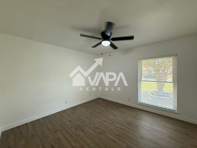 Building Photo - 9650 Chelmsford Dr