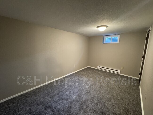Building Photo - 3285 Canyon Dr