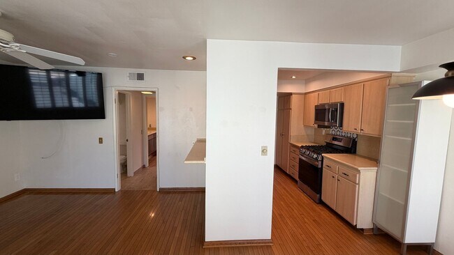 Building Photo - DESIRABLE TWO BEDROOM TWO BATH HOME IN STUDIO CITY