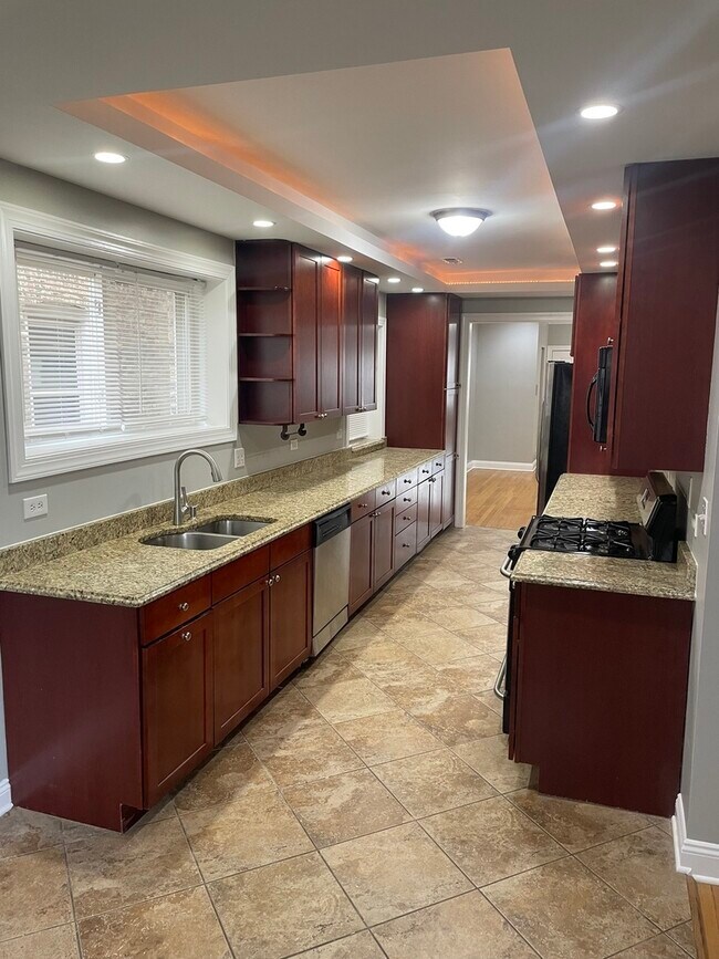 Building Photo - 6234 N Sacramento Ave