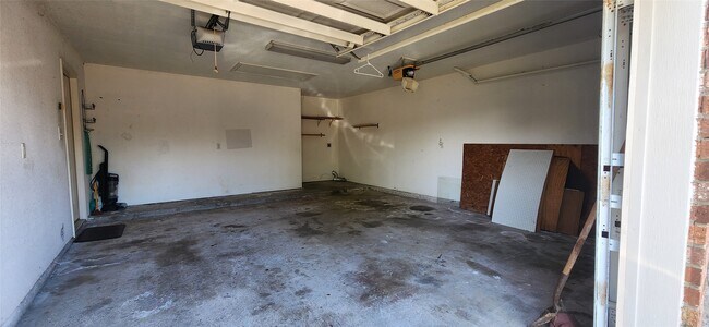 Building Photo - 704 Manor Dr
