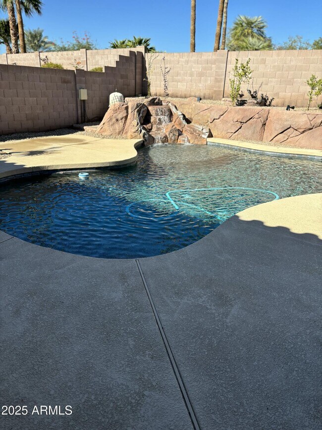 Building Photo - 1302 W Honeysuckle Ln