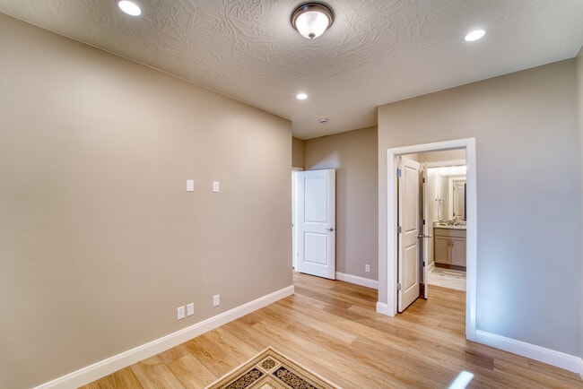 Building Photo - 1544 N Daylight St