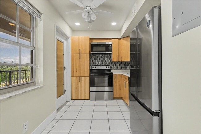 Building Photo - 3250 N Palm Aire Dr