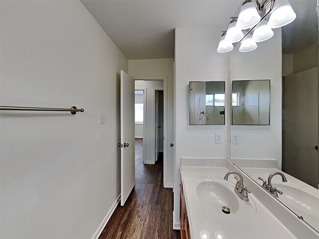 Building Photo - 4407 Crossvine Ave