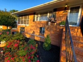 Building Photo - 621 Broadview Dr