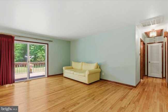 Building Photo - 45320 Barefoot Dr