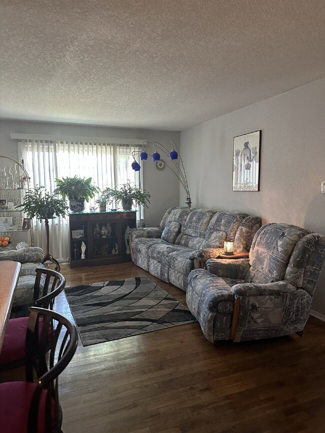 Building Photo - Don't Miss Out This 3 Bed/1 Bath Home in C...