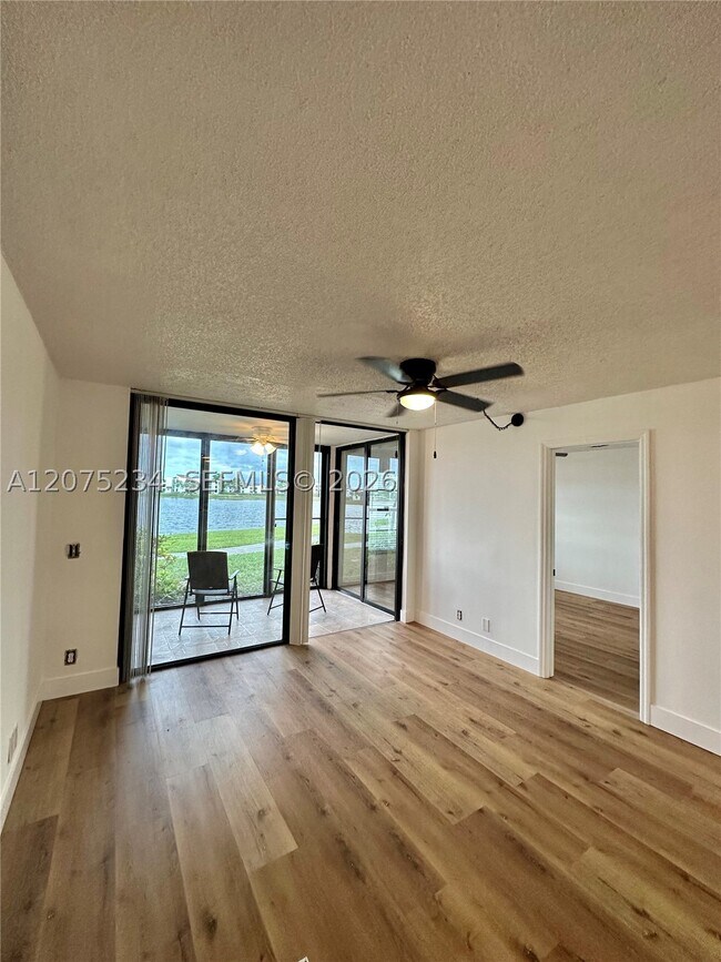 Building Photo - 202 Lake Pointe Dr