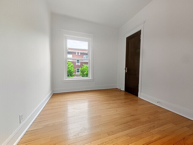 Building Photo - Large 3-bed/1-bath Apartment in the Heart of Rogers Park!