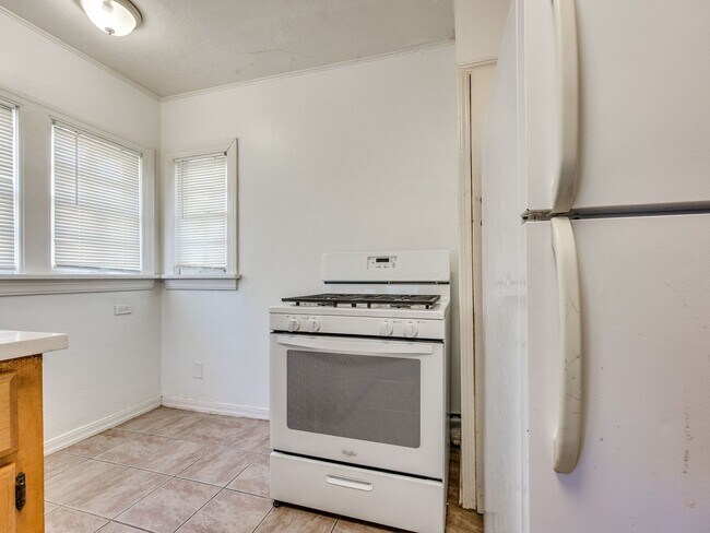 Building Photo - 2 Bed 1 Bath - Refrigerator Included - Urb...
