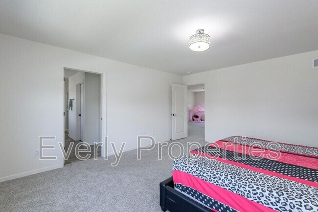 Building Photo - W242N5663 Simona Dr