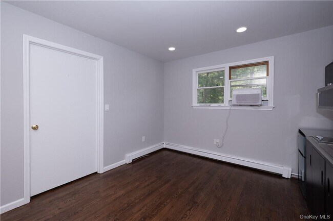 Building Photo - 142 E Sunnyside Ln