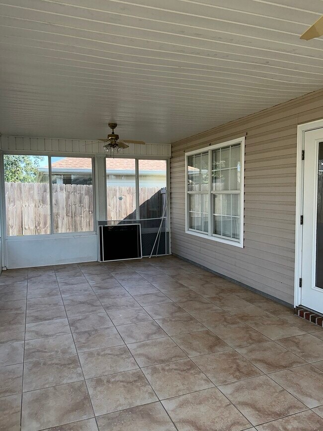 Building Photo - Cute 2/2 with garage and a nice size Flori...